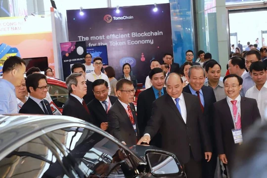 Thủ tướng cùng các đại biểu tham quan Triển lãm trong khuôn khổ hội thảo của Diễn đàn Kinh tế Tư nhân Việt Nam 2019 