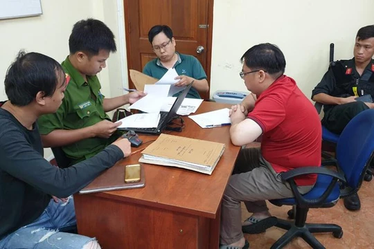 Lực lượng chức năng lấy lời khai đối tượng.