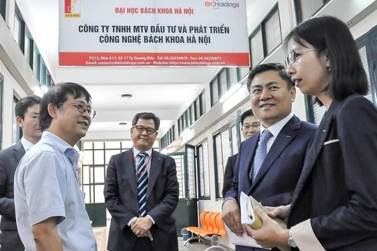 Công ty TNHH MTV Đầu tư và Phát triển Công nghệ Bách khoa (BKHoldings) là một doanh nghiệp phụ trách chuyển giao công nghệ và thành lập spin-off từ Đại học Bách khoa Hà Nội. Trong ảnh là buổi làm việc giữa công ty này và CEO của Lotte Data Communication, 