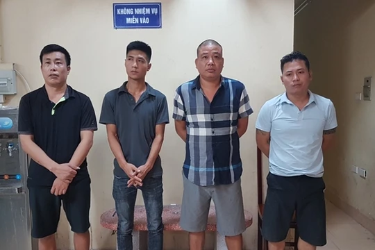 Băng nhóm cho vay nặng lại do Xuân Minh (áo kẻ) cầm đầu.