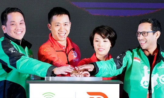 Tổng giám đốc, Phó Tổng giám đốc Go-Viet (áo đỏ) tại Lễ ra mắt Go-Việt.