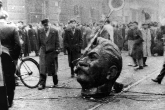 Một loạt các cuộc nổi dậy có quy mô toàn quốc đầu tiên tại một nước cộng sản, chống lại mô hình độc đoán của cộng sản Stalinit.