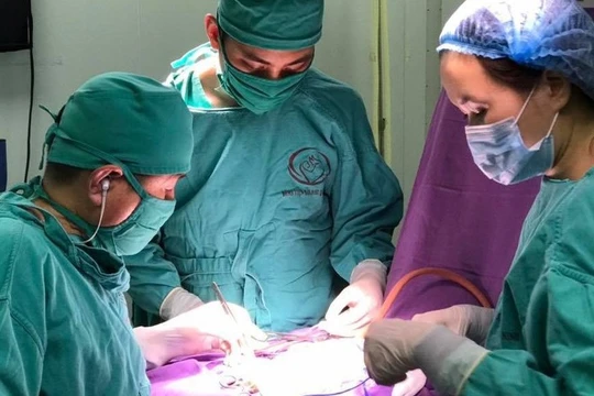 Ekip phẫu thuật của Bệnh viện Sản Nhi Quảng Ninh cấp cứu cháu bé 2 ngày tuổi.