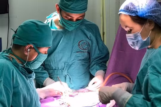 Ekip phẫu thuật của Bệnh viện Sản Nhi Quảng Ninh cấp cứu cháu bé 2 ngày tuổi.