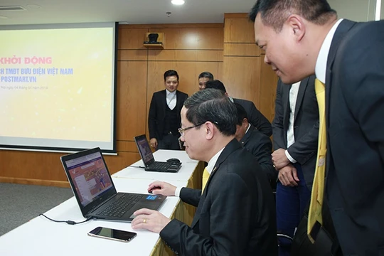 Ông Phạm Anh Tuấn, Chủ tịch HĐTV VnPost trải nghiệm mua sắm, đặt hàng trên sàn PostMart.