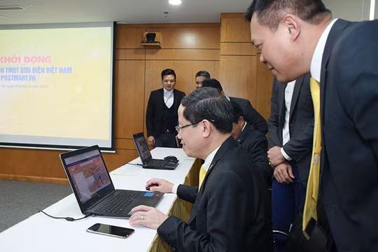 Ông Phạm Anh Tuấn, Chủ tịch HĐTV VnPost trải nghiệm mua sắm, đặt hàng trên sàn PostMart.