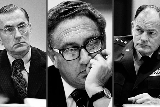 Giám đốc CIA William Colby, Ngoại trưởng Henry Kissinger và Chủ tịch Hội đồng tham mưu Liên quân George Brown (từ trái sang phải), khi nhận "tin xấu" từ Việt Nam vào tối ngày 28/4/1975 (giờ Mỹ). Ảnh: Nhiếp ảnh gia David Hume Kennerly