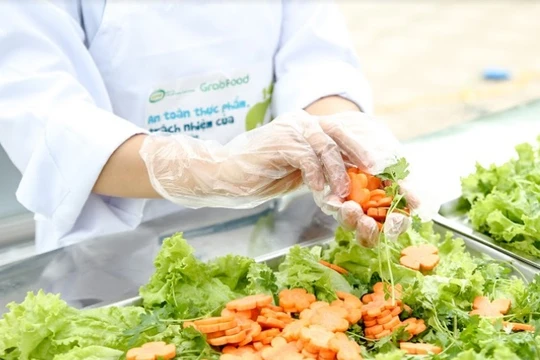 Hiện đang còn tồn tại nhiều khó khăn trong việc tuyên truyền, giáo dục về an toàn thực phẩm cho các hộ kinh doanh.