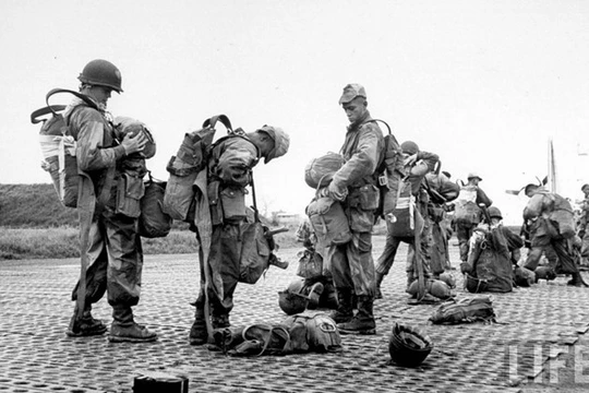 Quân viễn chinh Pháp chuẩn bị lên máy bay nhảy dù xuống cứ điểm Điện Biên Phủ