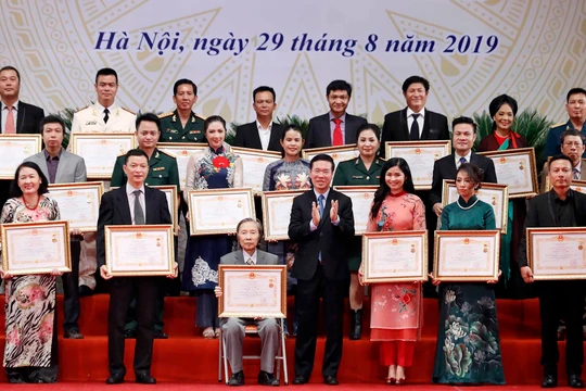 Trưởng Ban Tuyên giáo Trung ương Võ Văn Thưởng trao danh hiệu Nghệ sĩ Ưu tú (đợt năm 2019) cho các nghệ sĩ.