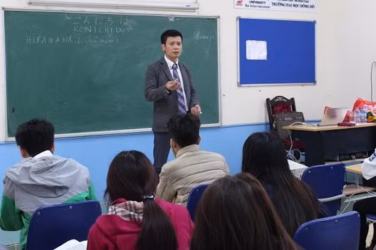 Trần Khắc Hùng khi còn là Chủ tịch Hội đồng quản trị - hướng dẫn sinh viên về tác phong làm việc của người Nhật Bản