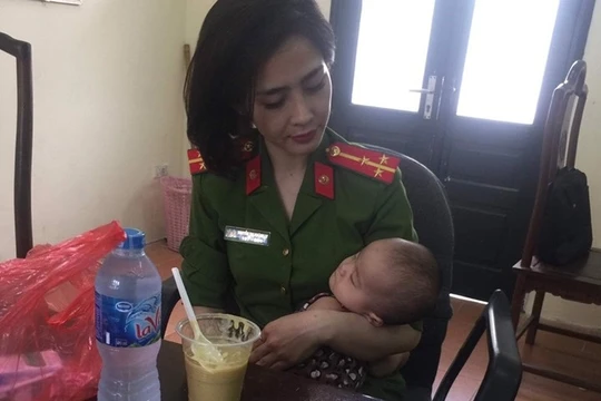Cháu bé 7 tháng con anh Q. đang được công an phường Phú Thượng chăm sóc.