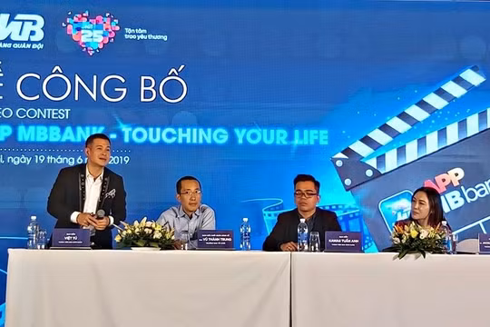 Đạo diễn Việt Tú (ngoài cùng bên trái) tham gia hội đồng giám khảo cuộc thi.