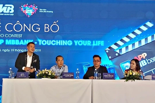 Đạo diễn Việt Tú (ngoài cùng bên trái) tham gia hội đồng giám khảo cuộc thi.