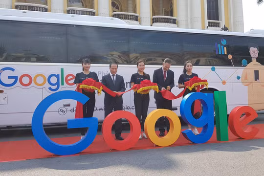 Digital Bus (xe buýt kỹ thuật số) là chuyến xe đào tạo lưu động sẽ đi đến 59 tỉnh của Việt Nam.