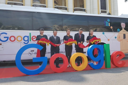 Digital Bus (xe buýt kỹ thuật số) là chuyến xe đào tạo lưu động sẽ đi đến 59 tỉnh của Việt Nam.