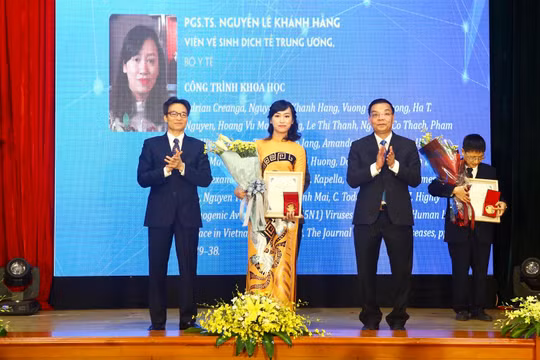 Phó Thủ tướng Vũ Đức Đam và Bộ trưởng Bộ KHCN Chu NGọc Anh trao Giải thưởng Tạ Quang Bửu 2019 cho TS Nguyễn Lê Khánh Hằng. 