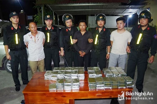 Các đối tượng cùng tang vật vụ án. Ảnh: Báo Nghệ An