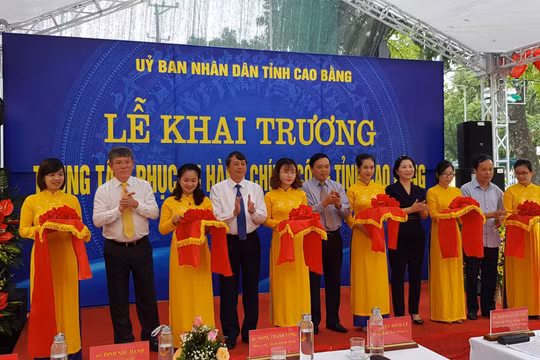Các đại biểu cắt băng khai trương Trung tâm Hành chính công tỉnh.