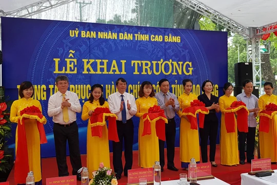 Các đại biểu cắt băng khai trương Trung tâm Hành chính công tỉnh.