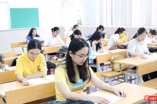 Thí sinh làm bài thi. Ảnh: Minh Thúy