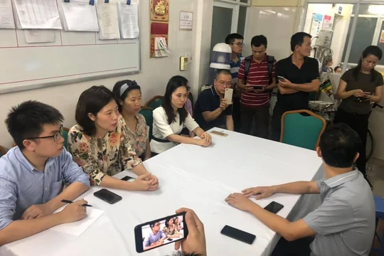 Đại diện nhà trường Gateway (bên trái) làm việc với gia đình và các cơ quan chức năng