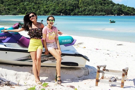 Rất nhiều du khách Việt đang hướng về các thành phố biển và cao nguyên để “trốn” cái nóng oi bức. 