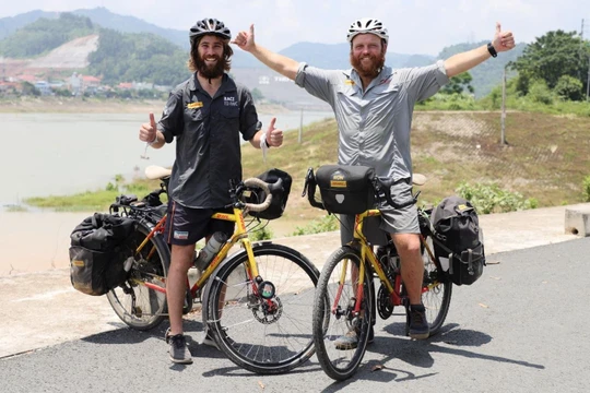 Ron và James tại Hòa Bình