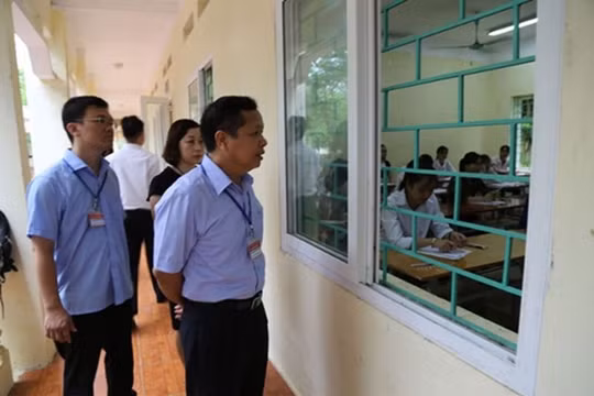 Ông Bùi Trọng Đắc, Giám đốc Sở Giáo dục Hòa Bình đi kiểm tra thi THPT Quốc gia năm 2018 (ảnh hoabinh.edu.vn).