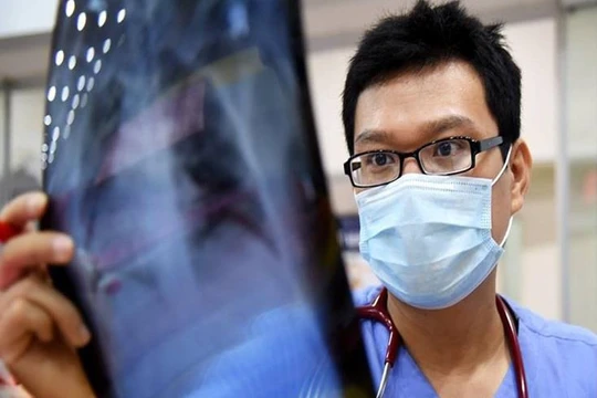 BS. Hùng Ngô trong ca trực tại bệnh viện Bạch Mai (Hà Nội).