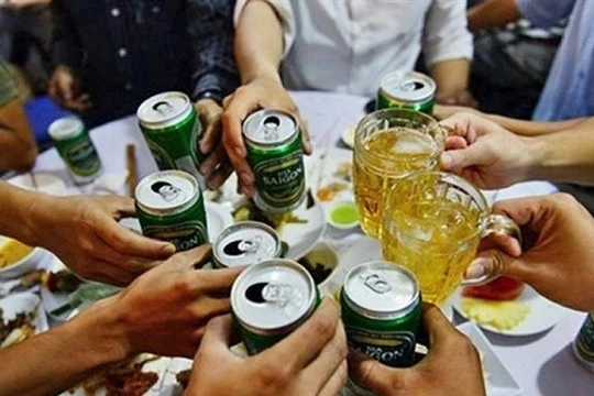 Luật nghiêm cấm điều khiển phương tiện giao thông mà trong máu hoặc hơi thở có nồng độ cồn.