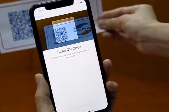 Việc sử dụng eSIM sẽ giải quyết được các hạn chế thường xảy ra với dòng SIM vật lý như: hỏng SIM, kẹt khay SIM... qua đó dần thay thế cho nanoSIM trên các thiết bị đời mới như điện thoại Apple iPhone XS.