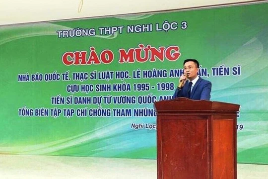 "Nhà báo quốc tế", thạc sĩ luật học, tiến sĩ Lê Hoàng Anh Tuấn, Tổng Biên tập Tạp chí Chống tham nhũng và Hợp tác quốc tế phát biểu tại buổi lễ (ảnh: Người làm báo)