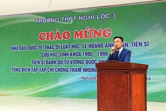 "Nhà báo quốc tế", thạc sĩ luật học, tiến sĩ Lê Hoàng Anh Tuấn, Tổng Biên tập Tạp chí Chống tham nhũng và Hợp tác quốc tế phát biểu tại buổi lễ (ảnh: Người làm báo)