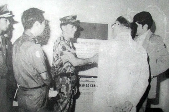 Lực lượng thám báo Sài gòn báo cáo với các điệp viên CIA về kế hoạch đổ bộ biệt kích vào vùng ngã ba Đông Dương