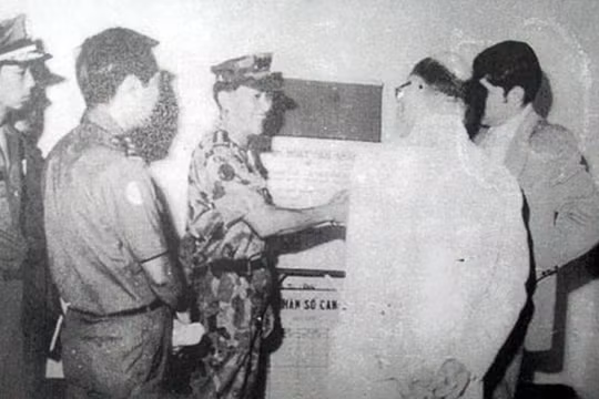 Lực lượng thám báo Sài gòn báo cáo với các điệp viên CIA về kế hoạch đổ bộ biệt kích vào vùng ngã ba Đông Dương