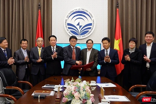 Đại diện Bộ TT&TT và Bộ LĐ-TB&XH tại Lễ bàn giao dữ liệu số của Cổng thông tin điện tử về liệt sĩ, mộ liệt sĩ và nghĩa trang liệt sĩ.