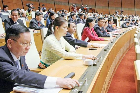 Chiều nay, các ĐBQH chưa thống nhất được 2 trong 3 nội dung cần "chốt" của dự thảo Luật Phòng, chống tác hại của rượu, bia.