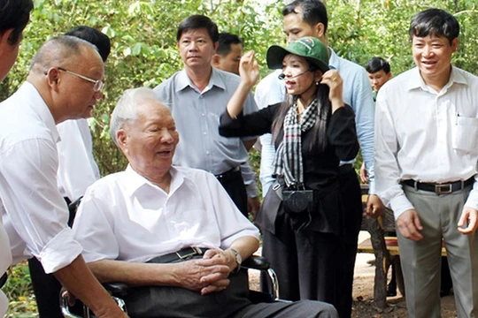 Đại tướng Lê Đức Anh thăm Bộ chỉ huy Miền ở Tà Thiết (Ảnh chụp năm 2014).