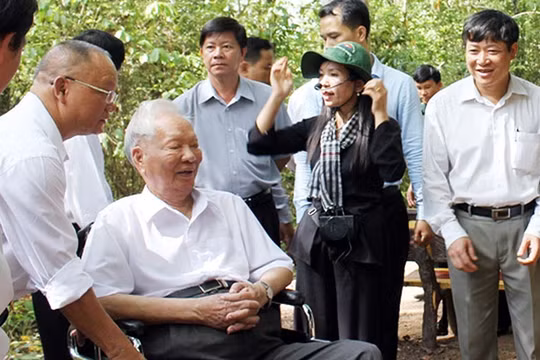 Đại tướng Lê Đức Anh thăm Bộ chỉ huy Miền ở Tà Thiết (Ảnh chụp năm 2014).