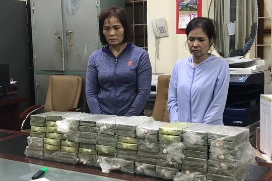 Hai nữ quái cùng số ma túy bị bắt quả tang.