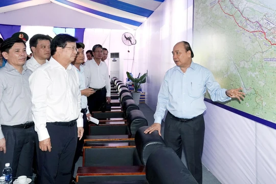 Thủ tướng Nguyễn Xuân Phúc tại Lễ khởi công xây dựng dự án tuyến cao tốc Cam Lộ-La Sơn