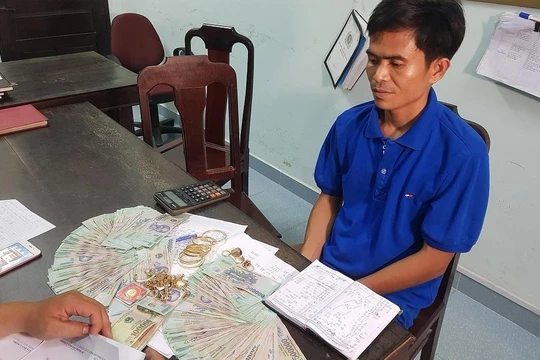 Một trong các đối tượng đánh bạc đang được lấy lời khai tại cơ quan công an.