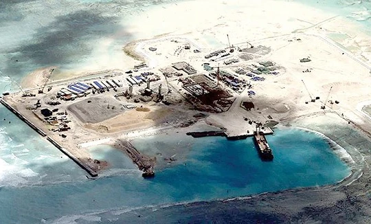 Một đảo nhân tạo mà Trung Quốc bồi đắp trái phép tại biển Đông. Ảnh: Trung tâm Nghiên cứu chiến lược và quốc tế (CSIS)