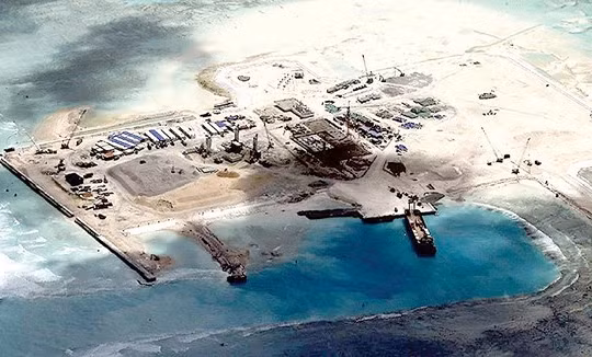 Một đảo nhân tạo mà Trung Quốc bồi đắp trái phép tại biển Đông. Ảnh: Trung tâm Nghiên cứu chiến lược và quốc tế (CSIS)