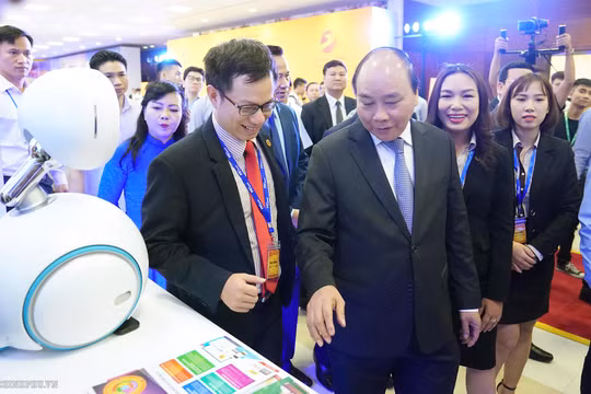 Thủ tướng gợi ý doanh nghiệp công nghệ Việt Nam thực hành khẩu hiệu hành động: sáng tạo tại Việt Nam, thiết kế tại Việt Nam, Việt Nam làm chủ công nghệ và chủ động trong sản xuất. 