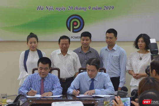 Lễ kí kết chương trình hợp tác giữa Cục Trẻ em và TikTok Việt Nam có sự chứng kiến của Nguyên Bộ trưởng Bộ TT&TT Lê Doãn Hợp (hàng hai, thứ hai trái sang) và đại diện nhiều cơ quan, tổ chức.