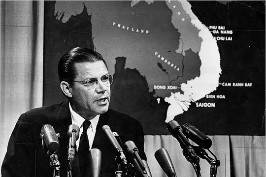 Cựu Bộ trưởng Quốc phòng Robert M’c Namara trong một phiên báo cáo về chiến tranh Việt Nam