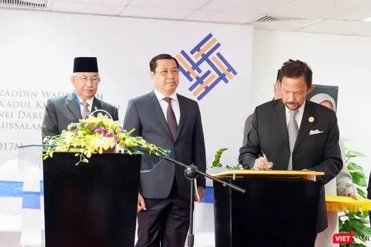Quốc vương Brunei Darussalam ký quyết định chính thức khai trương Trung tâm tiếng Anh UBD - FPT Global Centre tại Đà Nẵng 
