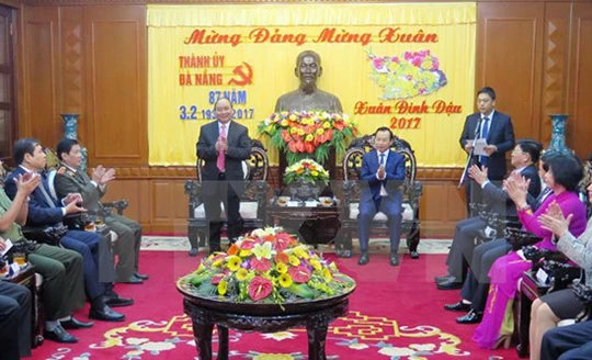 Sáng 28/1, tức Mùng 1 Tết Đinh Dậu, Thủ tướng Chính phủ Nguyễn Xuân Phúc đã đến thăm và chúc Tết Đảng bộ, chính quyền và nhân dân Đà Nẵng (Ảnh: Văn Sơn/TTXVN)